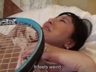 Uncensored japansk milf affære med tennis racket subtitled