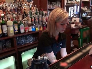 ใคร อยาก ไปยัง เพศสัมพันธ์ a barmaid?