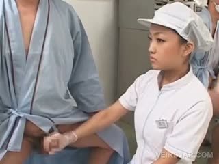 Paskudne azjatyckie pielęgniarka rubbing jej patients starved kutas