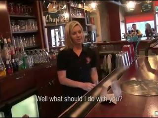 Guy fucks 和 sperms barmaid 在 她的 酒吧