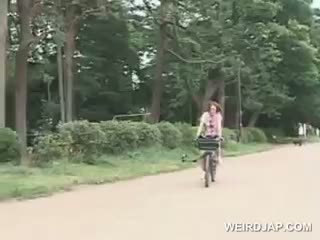 Armas teismeline aasia babes ratsutamine bikes saama tussu kõik märg