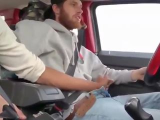 Two fierbinte men masturband-se în the masina