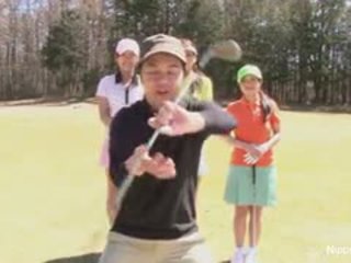 Schattig aziatisch tiener meisjes spelen een spelletje van striptease golf