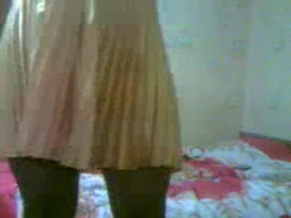 menyentak, crossdresser, berpose