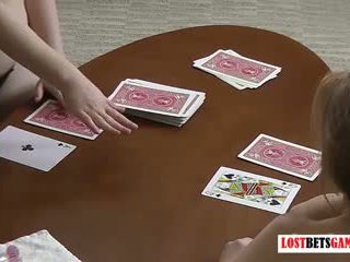 Two סקסי milfs לשחק a משחק מקדים של רצועה blackjack