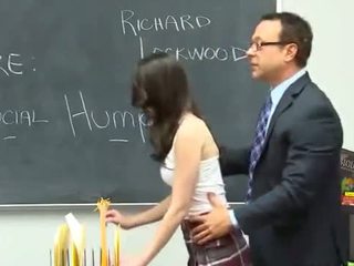 Geil leraar fucks een mooi brunet