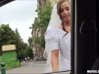 Καυτά νύφη fucks μετά failed γάμος