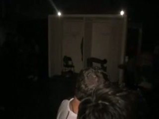 Filming two lads baise à une fête