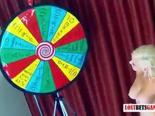 6 incredibly bela meninas jogar spin o wheel de nudity