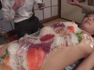 Afaceri men mânca sushi afară de o gol girl& 039 s corp | xhamster