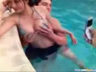 Obraznic gagica gets banged în the piscina