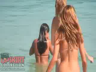 Il cutie dolls in sexy bikinis are giocare con il waves e getting spied su