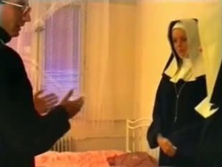 Priest a two nuns