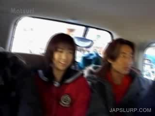 Cutie चिक एशियन लड़कियों having मजाक में the कार