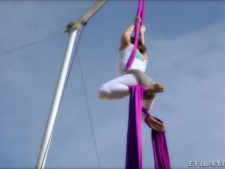 Belladonna keeps själv i form doing aerial silke routines