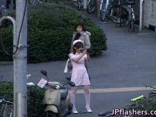 Nerātnas aziāti meitene ir urinējošas uz publisks