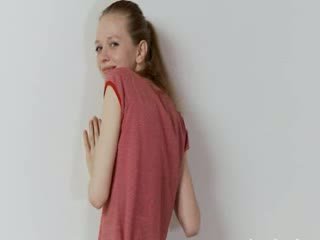 Berusad ryska super mager flicka poserar
