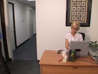 Forró szőke iroda lány