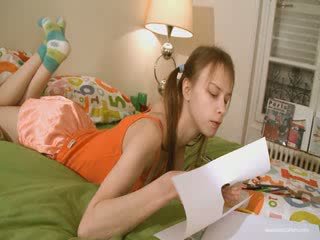 Pievilcīgas draudzene doing nejaukas homework