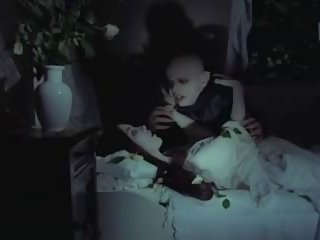 Nosferatu 吸血鬼 bites virgin 女孩, 免費 色情 f2