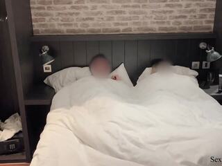 Pas mama și pas fiu distribuie o pat în o hotel: britanic ascuns camera porno