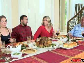Moms bang teismeline - üleannetu pere thanksgiving <span class=duration>- 10 min</span>