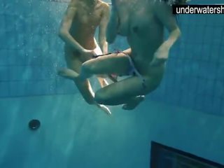 Two seksi amateurs menunjukkan mereka bodies mati di bawah air
