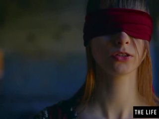 直 女孩 是 蒙住眼睛 由 女同志 前 她 orgasms 色情 视频