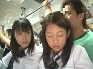 Two schoolgirls haparoi sisään a bussi