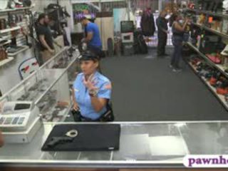 Ms policja oficer fucked przez pawnkeeper wewnątrz the pawnshop