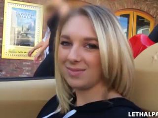 Veliko oprsje blondinke gets picked up s porno agent!