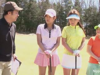 Roztomilý asijské holky hrát a hra na proužek golfové