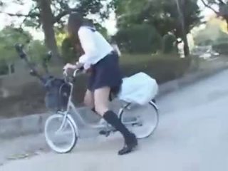 اليابانية فتاة ركوب الخيل ل vibrating دراجة thru ال مدينة (public squirting)