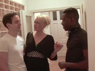 成熟 妻子 fucks 同 一 黑色 男人 到 他妈的 她的 性交 同 他的 黑色 公鸡 色情 视频