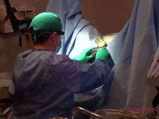 Daisy ducati تحت goes surgical إجراء بواسطة الطبيب.