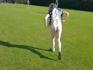 Flashing fitte doing cartwheels i den park: gratis porno a3