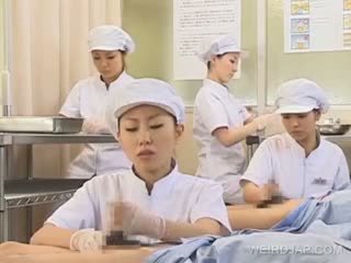 Warga jepun jururawat working berambut lebat zakar