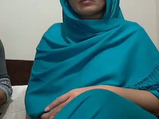 Sexy indisch aunty met lover possing haar boezem & p