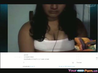 South americano ragazza teasing suo grande tette su skype