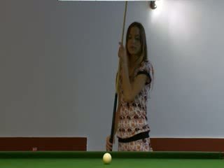 Two lezzies masturbation në billiard