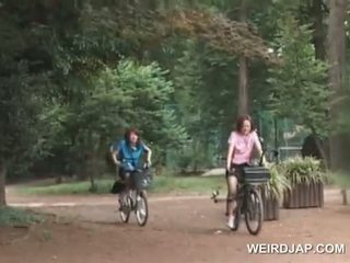 Azijke najstnice sweeties jahanje bikes s dildos v njihovo cunts