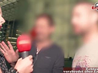 Niemieckie reporter mamuśka zrobić casting na ulica i wybierać w górę