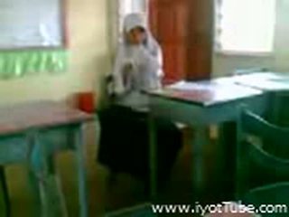 فيديو - malibog na classmate pinakita ang pepe sa حجرة الدراسة