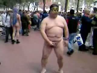 Gorda asiática guy a masturbar em o rua vídeo