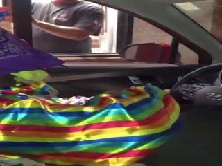 Клоун gets чеп sucked докато ordering храна