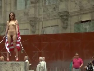 Naked amerikaly turist in jemagat öňünde daşda