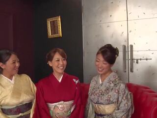 Reiko kobayakawa le long de avec akari asagiri et an additional ami se asseoir autour et admirer leur fashionable meiji era kimonos